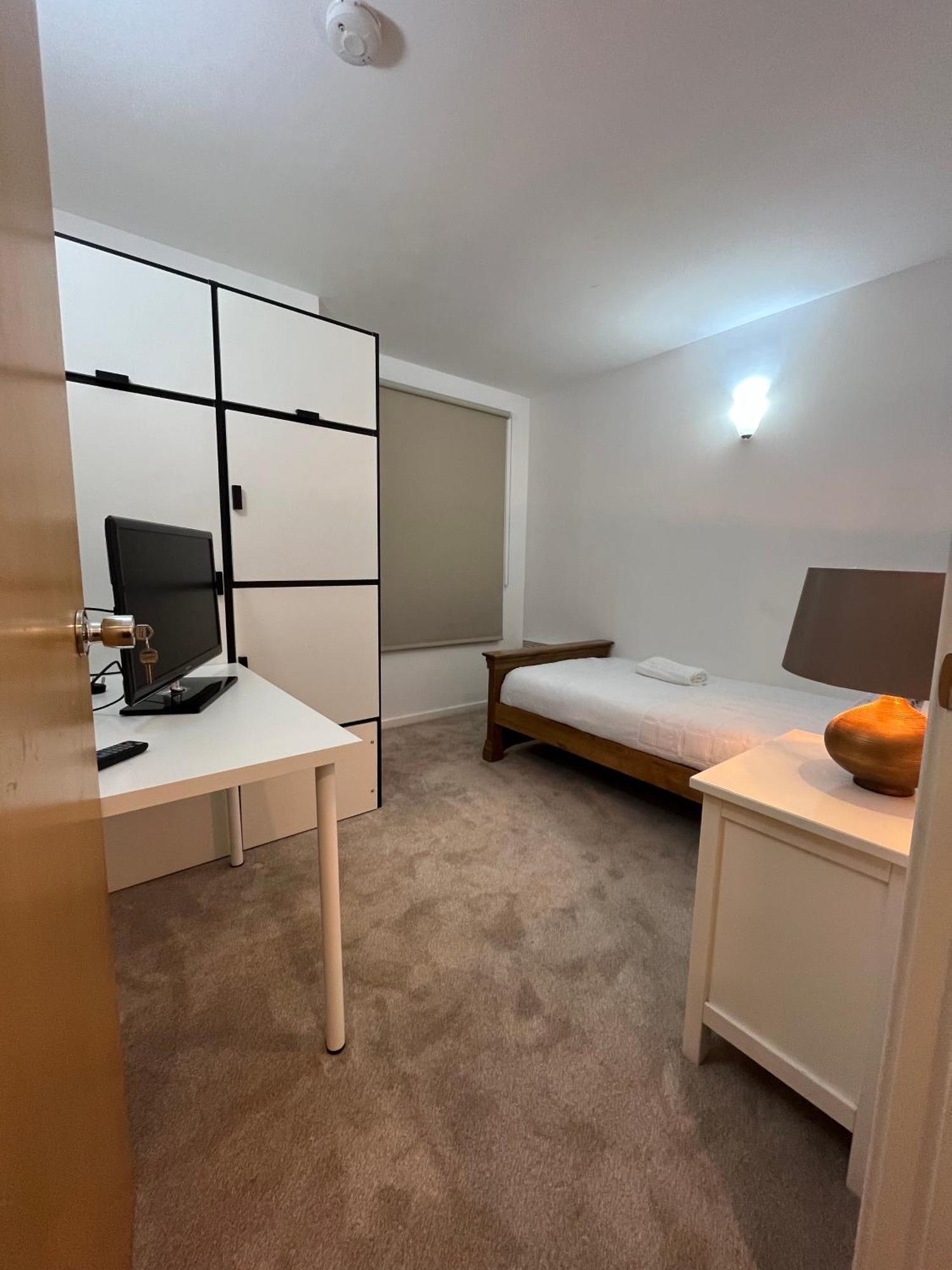 Roomzzz Near The Excel Exhibition Centre Royal Victoria O2 Arena Central 24 Hour Self Check-in Affittacamere